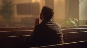 Orações por proteção ajudam a iniciar a semana com paz, força e sabedoria (Imagem: Gorodenkoff | Shutterstock)