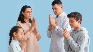 Orações podem ser feitas para garantir proteção divina aos filhos (Imagem: Pixel-Shot | Shutterstock)
