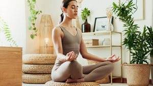 As orações e meditações cristãs ajudam a acalmar a mente (Imagem: PeopleImages | Shutterstock)