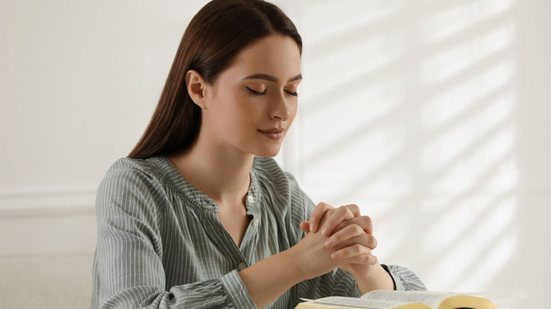 Orações e salmos são aliados para restaurar o equilíbrio e fortalecer o espírito (Imagem: New Africa | Shutterstock)