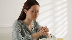 Orações e salmos são aliados para restaurar o equilíbrio e fortalecer o espírito (Imagem: New Africa | Shutterstock)