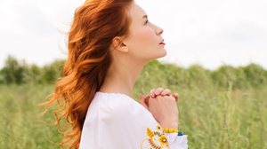 As orações são uma forma de alcançar mais paz interior (Imagem: Malivan_Iuliia | Shutterstock)