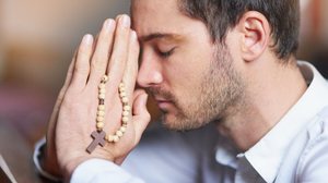 Orações pode ajudar a obter graças em momentos de dificuldade (Imagem: PeopleImages.com - Yuri A | Shutterstock)