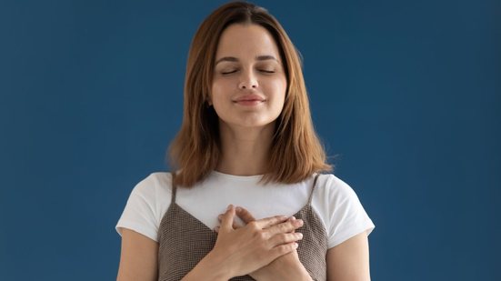 As orações também são um meio de pedir por prosperidade e abundância (Imagem: fizkes | Shutterstock)