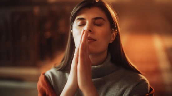 Orações para começar a semana trazem paz para os dias que estão por vir (Imagem: Gorodenkoff
| Shutterstock)