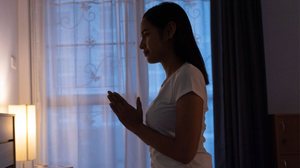 Orar antes de dormir afasta as preocupações, fortalece a fé e promove noites tranquilas (Imagem: TORWAISTUDIO | Shutterstock)