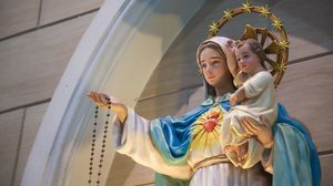 24 de maio é dedicado à Nossa Senhora Auxiliadora (Imagem: Immaculate | Shutterstock)
