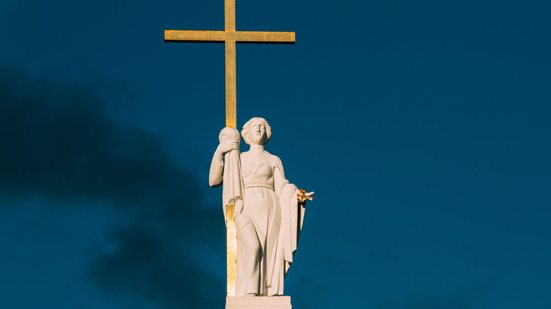 Orações à Santa Helena podem ser feitas para pedir ajuda (Imagem: George Trumpeter | Shutterstock)