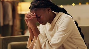 As orações são um refúgio e uma forma de encontrar paz nos momentos de angústia (Imagem: PeopleImages.com - Yuri A | Shutterstock)