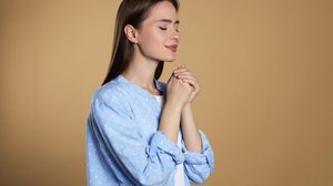 A prática de orar ajuda a manter o equilíbrio emocional e a cultivar esperança (Imagem: New Africa | Shutterstock)