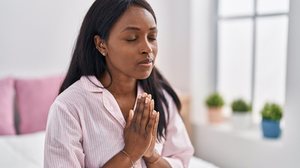 A oração ajuda a acalmar a mente, renovar a esperança e lembrar que nada é definitivo diante da fé (Imagem: Krakenimages.com | Shutterstock)