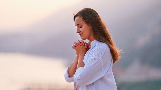 Momentos de oração podem ajudar a aliviar preocupações e fortalecer a espiritualidade (Imagem: goffkein.pro | Shutterstock)