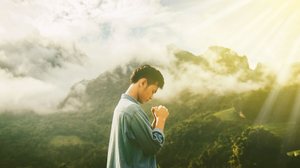 As orações ajudam a atrair proteção em momentos de necessidade (Imagem: Jantanee Runpranomkorn | Shutterstock)