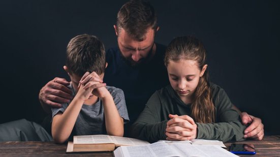 Orar pelos pais é uma forma de expressar gratidão e amor (Imagem: Andrey Zhar | Shutterstock)