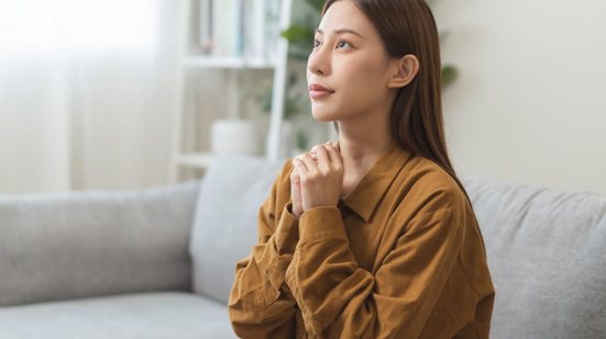 Contar com um momento de conexão espiritual ajuda a organizar os pensamentos e a recuperar o equilíbrio (Imagem: Kmpzzz | Shutterstock)