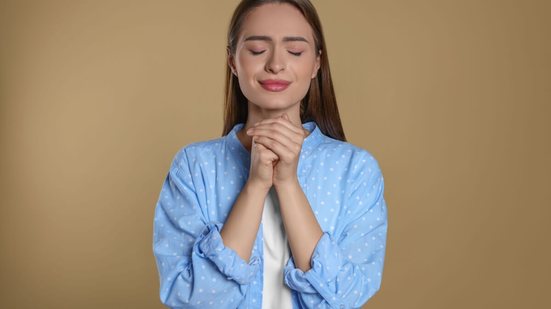 Orações trazem conforto, serenidade e força espiritual nos momentos difíceis (Imagem: New África | Shutterstock)