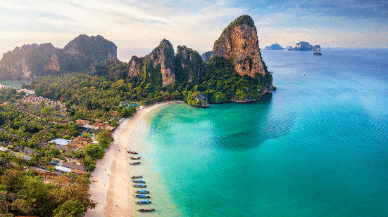 Os países com praias paradisíacas atraem viajantes em busca de mar transparente e cenários tranquilos (Imagem: Sven Hansche | Shutterstock)