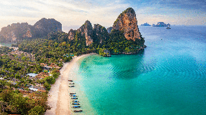 Os países com praias paradisíacas atraem viajantes em busca de mar transparente e cenários tranquilos (Imagem: Sven Hansche | Shutterstock)