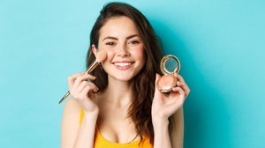 A tendência neutral blush destaca a pele quente, luminosa e com cor quase imperceptível (Imagem: 
Mix and Match Studio | Shutterstock)