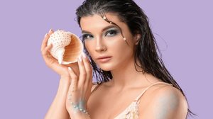 Tons azulados, pele iluminada e brilho molhado compõem o look conhecido como mermaidcore (Imagem: Pixel-Shot | Shutterstock)