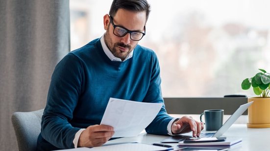 É importante não deixar para organizar as finanças da empresa apenas em dezembro (Imagem: Moon Safari | Shutterstock)