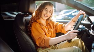 A insegurança ao dirigir pode ser superada com estratégias práticas (Imagem: maxbelchenko | Shutterstock)