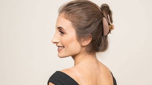 Penteados com piranhas de cabelo são a solução perfeita para enfrentar o calor do verão com estilo (Imagem: w10 | Shutterstock)