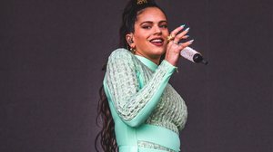 É possível unir conforto, frescor e estilo em um único penteado para curtir o festival (Imagem: Ted Alexander Somerville | Shutterstock)