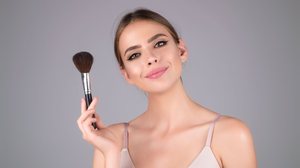 O pincel certo faz a maquiagem ficar mais bonita (Imagem: Volodymyr TVERDOKHLIB | Shutterstock)