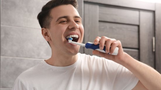 Falta de cuidados com a saúde bucal podem comprometer dentes e gengivas (Imagem: New Africa | Shutterstock)