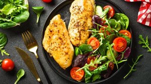 Peito de frango grelhado com salada verde (Imagem: nadianb | Shutterstock)