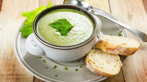 Creme de couve-flor com ora-pro-nóbis (Imagem: OksanaZubenko | Shutterstock)