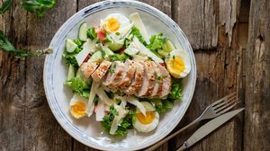 Salada com frango, ovo e molho de iogurte (Imagem: Lyutik_Ryutik | Shutterstock)
