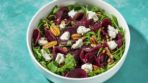 Salada de beterraba com rúcula (Imagem: IriGri | Shutterstock)