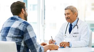 Desde 2023, a vasectomia pode ser realizada por homens a partir de 21 anos (Imagem: PeopleImages.com - Yuri A | Shutterstock)