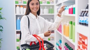 Incluir produtos íntimos na necessaire evita incômodos durante as férias (Imagem: Krakenimages.com | Shutterstock)