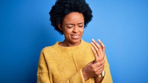 Os dias frios costumam agravar as dores nas articulações (Imagem: Krakenimages.com | Shutterstock)