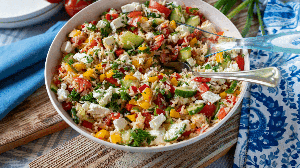 Salada mediterrânea com arroz integral e queijo feta (Imagem: Angelika Heine | Shutterstock)