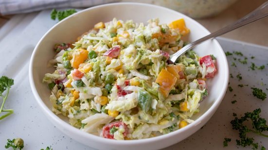 Salada de acelga com legumes e molho de limão (Imagem: Angelika Heine | Shutterstock)