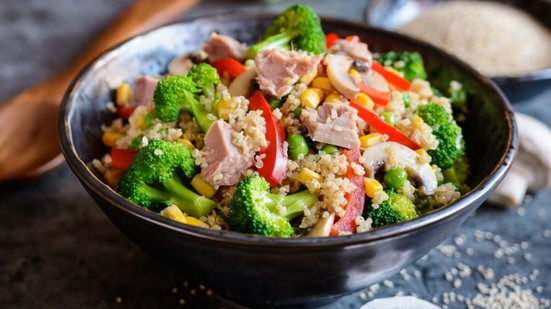 Salada de quinoa com atum e brócolis (Imagem: NoirChocolate | Shutterstock)