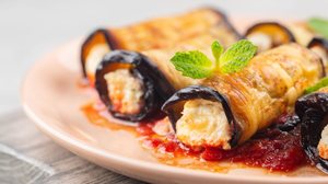 Rolinho de berinjela com ricota (Imagem: Olga Bombologna | Shutterstock)