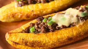 Banana-da-terra recheada com carne moída (Imagem: Ildi Papp | Shutterstock)