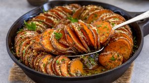 Batata-doce gratinada com ervas (Imagem: Dementieva Iryna | Shutterstock)