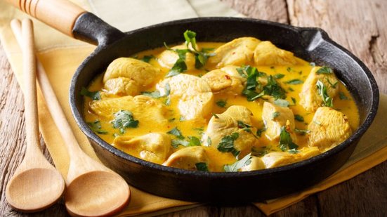 Frango ao molho de cúrcuma (Imagem: Sergii Koval | Shutterstock)