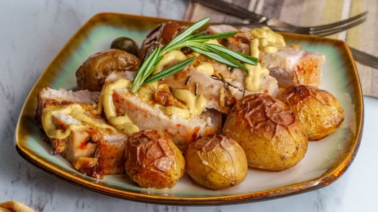 Filé mignon suíno com mostarda e mel (Imagem: Ezume Images | Shutterstock)