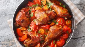 Galinha ensopada no molho de tomate (Imagem: Sergii Koval | Shutterstock)