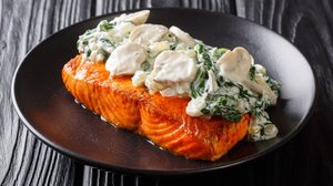 Salmão ao molho cremoso com cogumelo e espinafre (Imagem: AS Foodstudio | Shutterstock)
