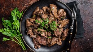 Fígado de frango refogado (Imagem: Mironov Vladimir | Shutterstock)