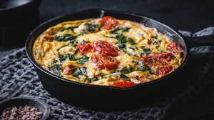 Frittata com ora-pro-nóbis, tomate e espinafre (Imagem: Daniela Baumann | Shutterstock)