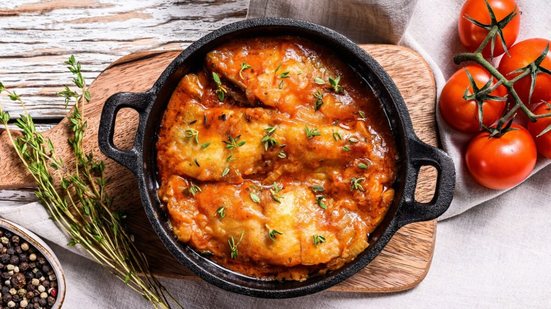 Tilápia ao molho de tomate (Imagem: Mironov Vladimir | Shutterstock)